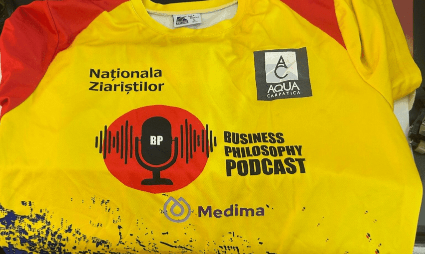 Sigla podcastului Business Philosophy, inscripționată pe tricourile naționalei jurnaliștilor la Campionatul European din Lituania