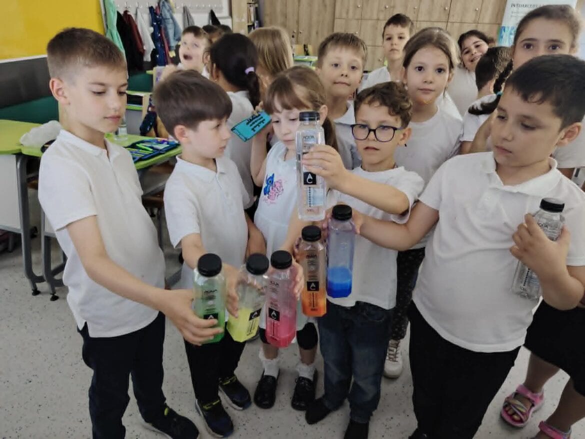 Elevii au curățat simbolic apele planetei de Ziua Mondială a Oceanelor